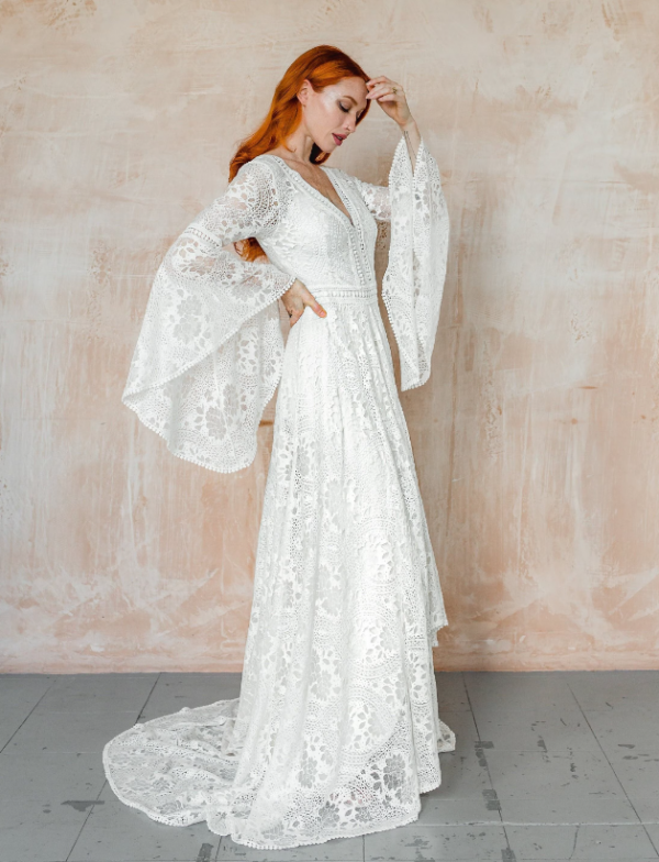 Gaun bohemian dengan lengan flare